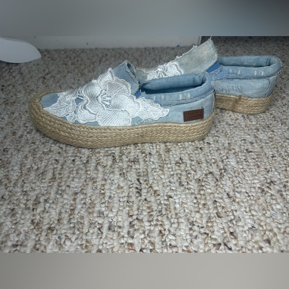 Blowfish Blue Espadrille Slip-On Shoes with White Floral Design, size 6 - Picture 3 of 5